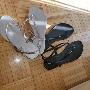 2 pairs of flip flops (never worn)